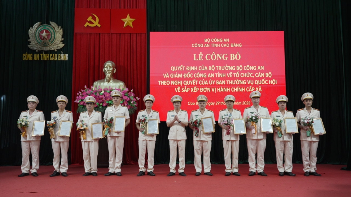 Đại tá Nguyễn Quang Vinh, Giám đốc Công an tỉnh Cao Bằng trao quyết định, tặng hoa chúc mừng các Trưởng Công an xã