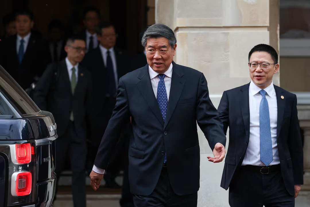 Phó Thủ tướng Trung Quốc Hà Lập Phong rời khỏi Nhà Lancaster trong ngày làm việc thứ hai của cuộc đàm phán thương mại Mỹ - Trung tại London, Anh, ngày 10/6/2025. Ảnh: Reuters