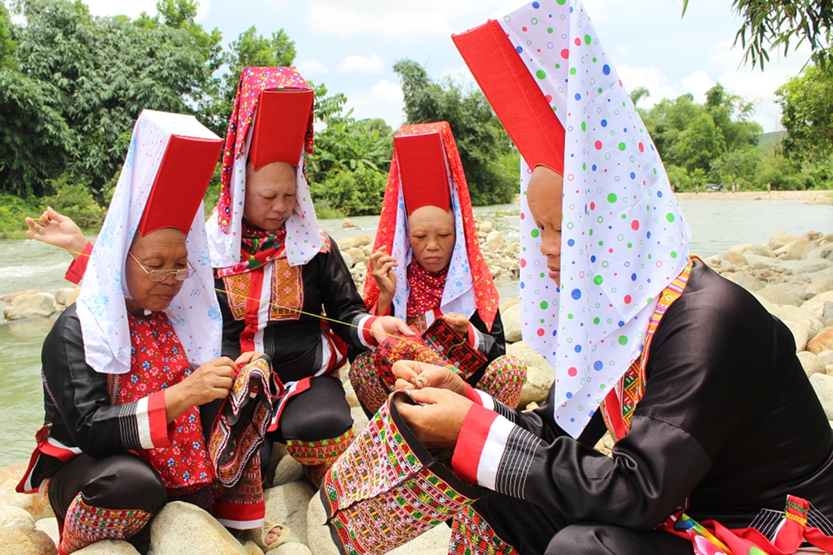 Nghệ thuật may và trang trí trên trang phục của người Dao Thanh Phán, Quảng Ninh được vào Danh mục di sản văn hóa phi vật thể quốc gia.
