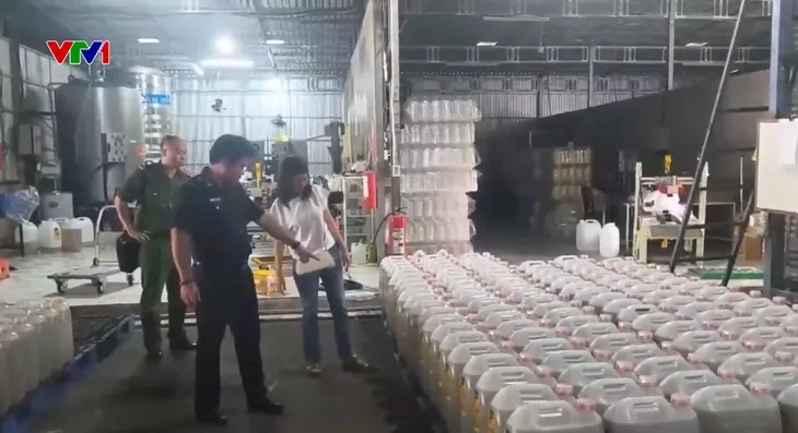 Ngoài số sản phẩm người tiêu dùng đã sử dụng, Cơ quan Công an tỉnh Hưng Yên đã thu giữ hơn 1.000 tấn dầu nhập lậu.