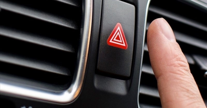 Đèn khẩn cấp trên ô tô (còn gọi là đèn cảnh báo nguy hiểm, đèn hazard, hay đèn ưu tiên tạm thời) là hệ thống đèn nháy cùng lúc cả đèn xi-nhan trái và phải để báo hiệu xe đang gặp tình huống khẩn cấp hoặc nguy hiểm cho phương tiện khác. (Ảnh minh họa: KT)