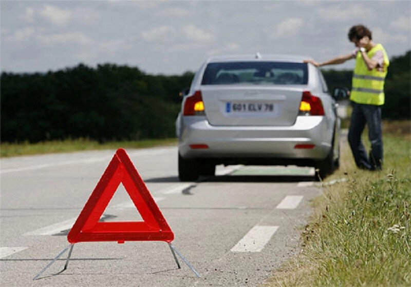 Đèn khẩn cấp chỉ nên sử dụng khi xe gặp sự cố đang di chuyển hay phải đỗ trên đường. (Ảnh minh họa: KT)