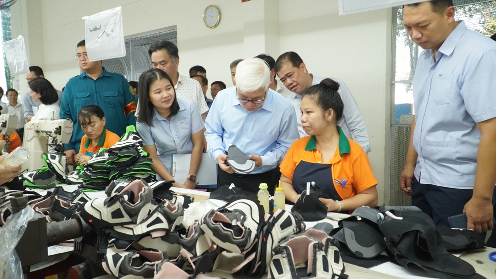 Lãnh đạo tỉnh Bình Dương xuống nhà xưởng hỏi thăm công nhân, lắng nghe tâm tư, nguyện vọng để có chính sách phù hợp