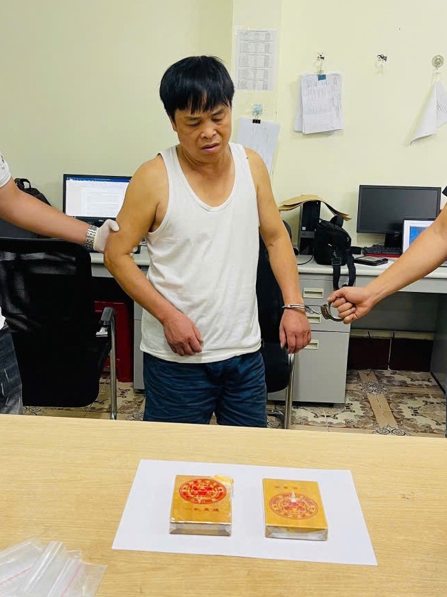 Đối tượng Bế Ngọc Đức và tang vật là 2 bánh heroin, tổng trọng lượng 657,73 gram