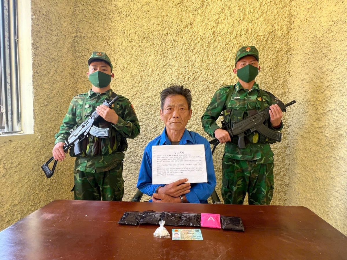 Đối tượng Sùng Súa Cở cùng tang vật bị bắt giữ.