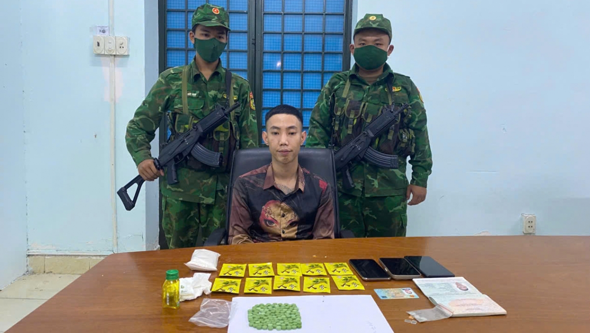 Nguyễn Hồng Quân và tang vật (ảnh H.B)