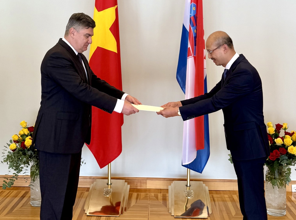 Đại sứ Bùi Lê Thái trình Thư ủy nhiệm lên Tổng thống Cộng hòa Croatia. Ảnh: TG