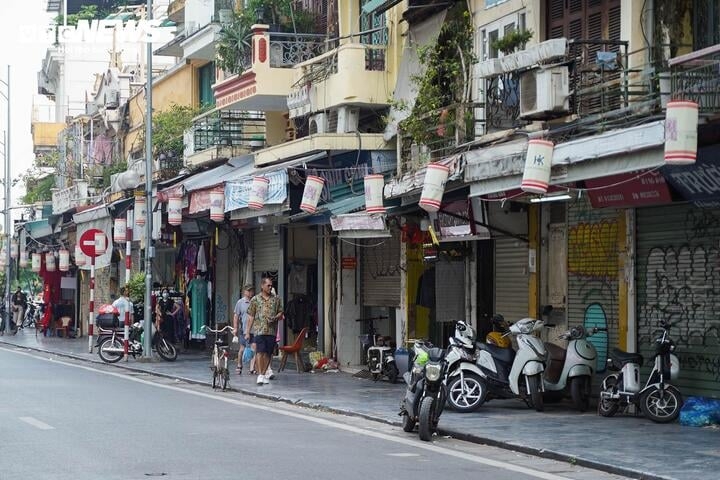 La liệt mặt bằng trên phố cổ đóng cửa im lìm nhiều tuần nay.