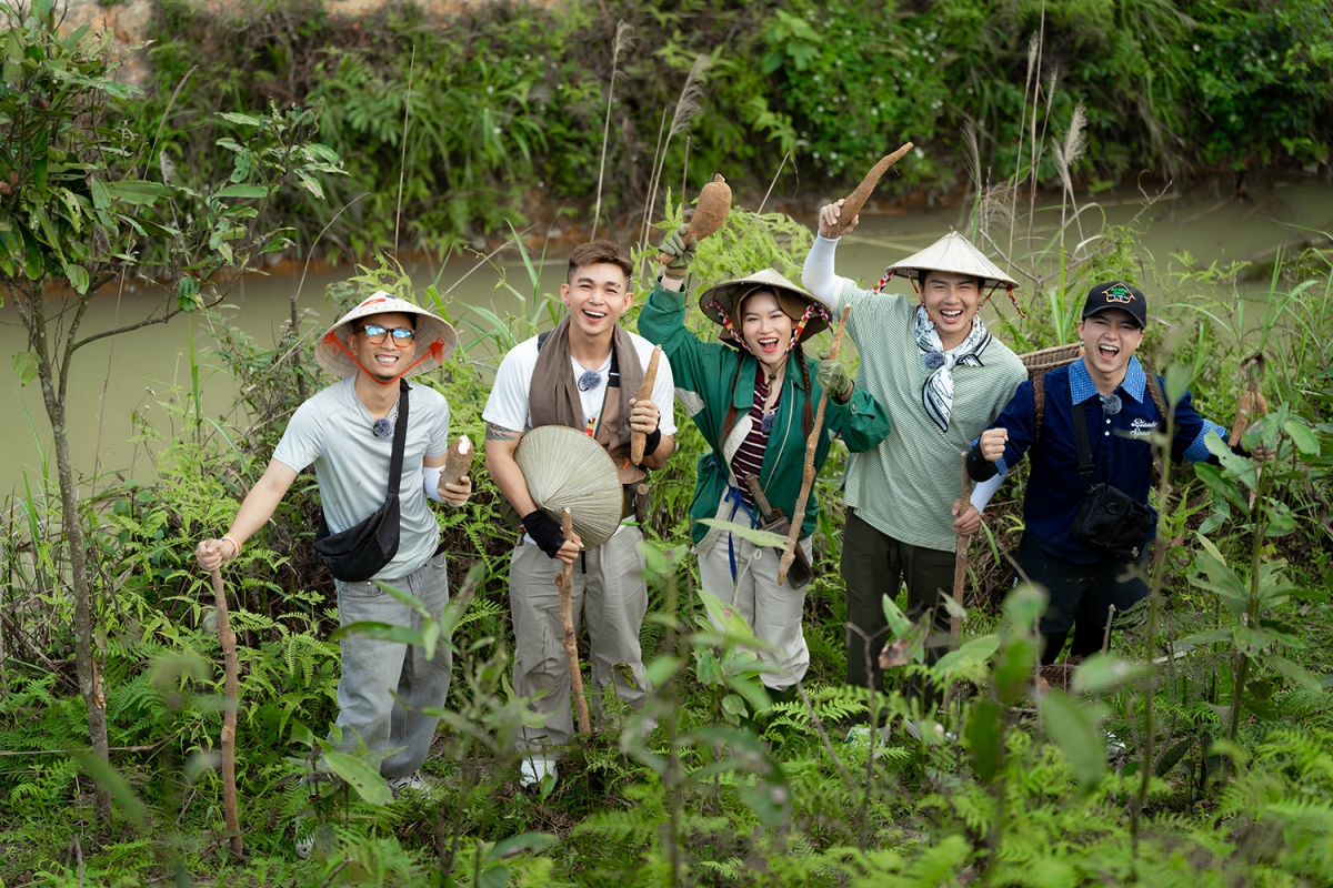 “Gia đình Haha – Những ngày trời bao la” quy tụ dàn nghệ sĩ gồm Jun Phạm, Rhymastic, Bùi Công Nam, Duy Khánh và Ngọc Thanh Tâm