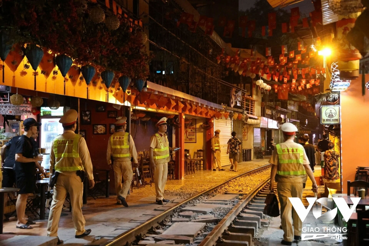 Nhiều tuần qua, lực lượng chức năng tại Hà Nội đã liên tục tuần tra kiểm soát dọc tuyến đường sắt, đặc biệt là các điểm đông người tụ tập như đoạn qua các phố Trần Phú, Phùng Hưng, Lê Duẩn