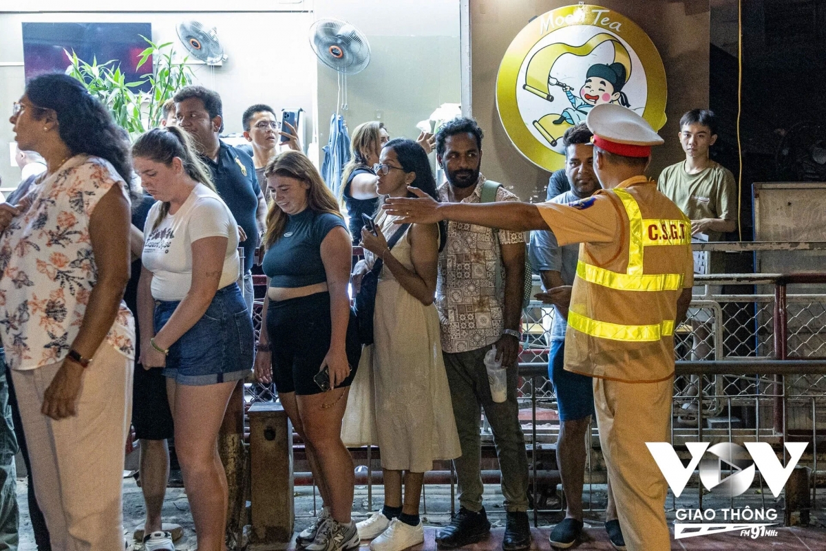 Tối 14/6, tại khu vực đường tàu Phùng Hưng - Trần Phú, dòng du khách vẫn đổ về khu vực cafe đường tàu bất chấp lệnh cấm và các biện pháp kiểm tra gắt gao từ lực lượng chức năng