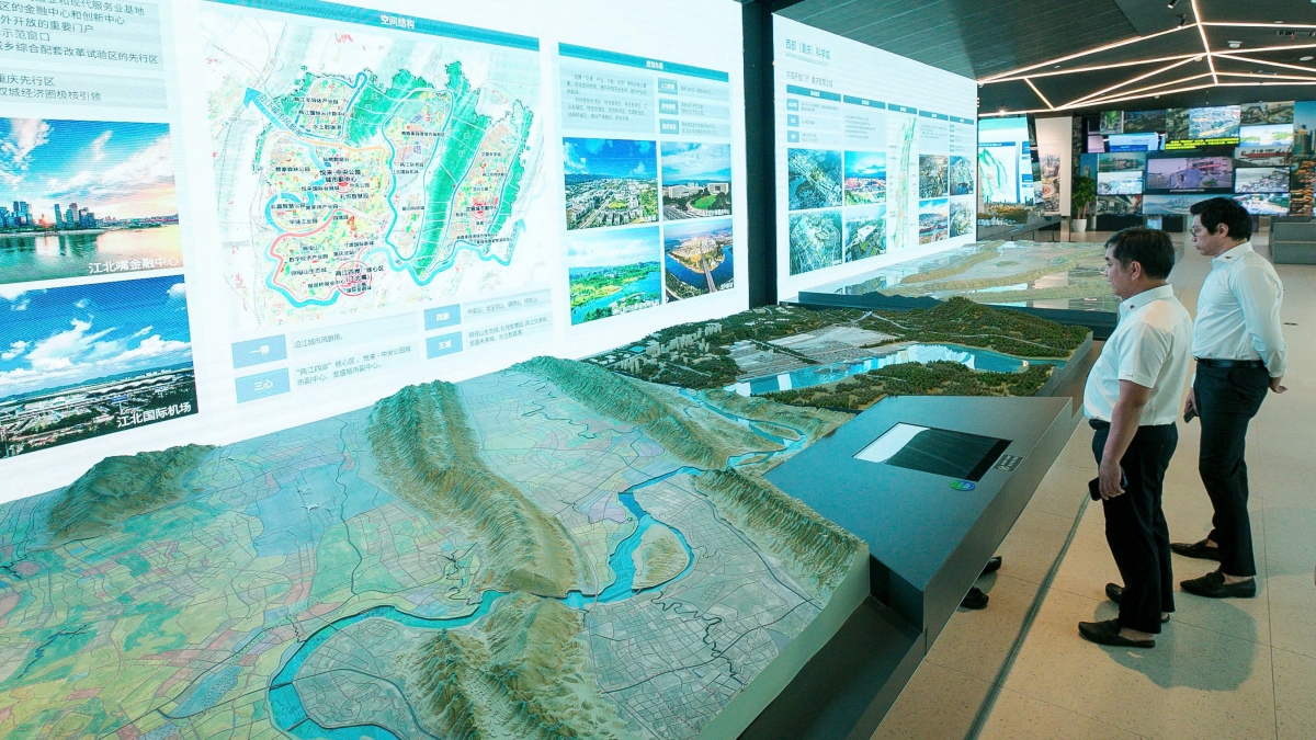 Lãnh đạo Tập đoàn Đèo Cả và Tập đoàn Văn Phú tại Trùng Khánh, Trung Quốc