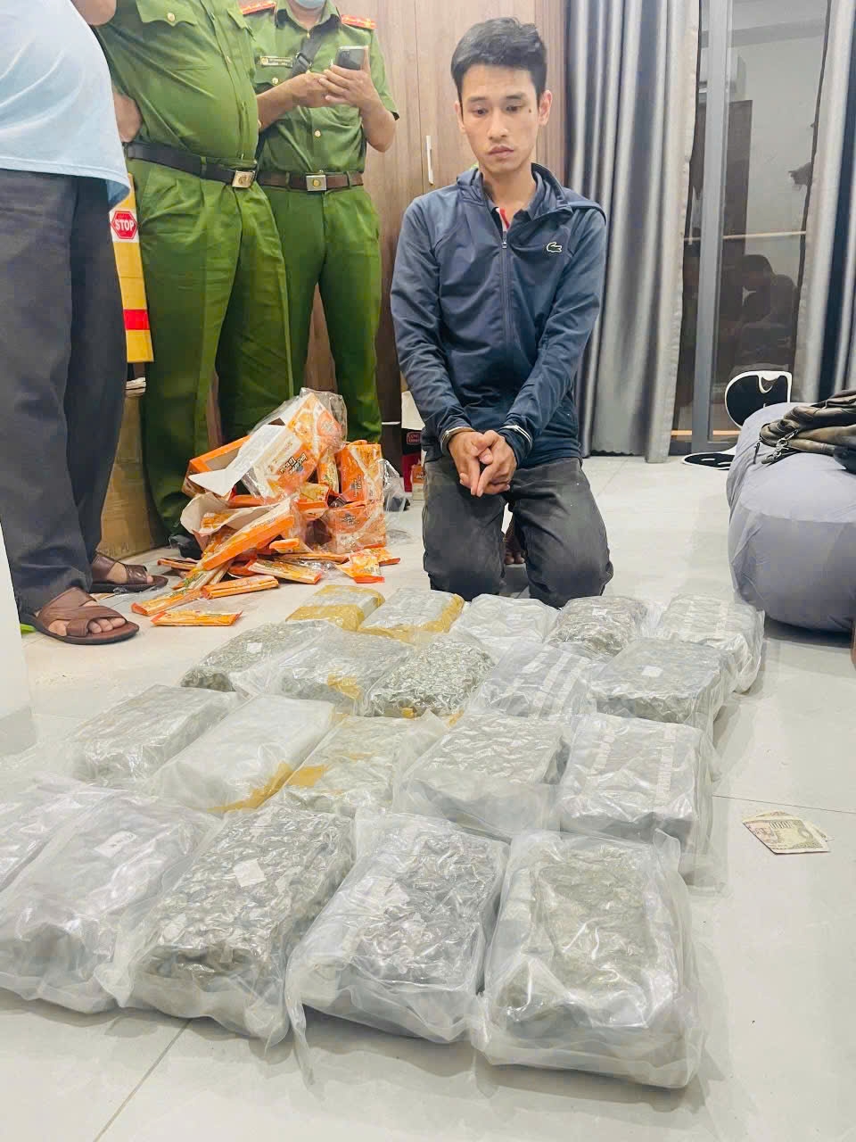 Đối tượng bị bắt giữ và tang vật vụ án.