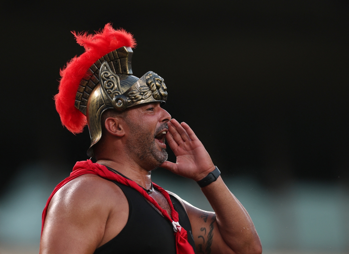 Các CĐV dần tạo bầu không khí sôi động trước trận đấu (Ảnh: Reuters)