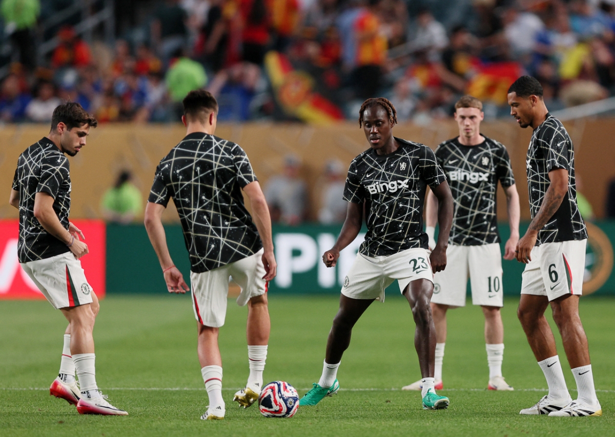 Các cầu thủ Chelsea khởi động (Ảnh: Reuters)