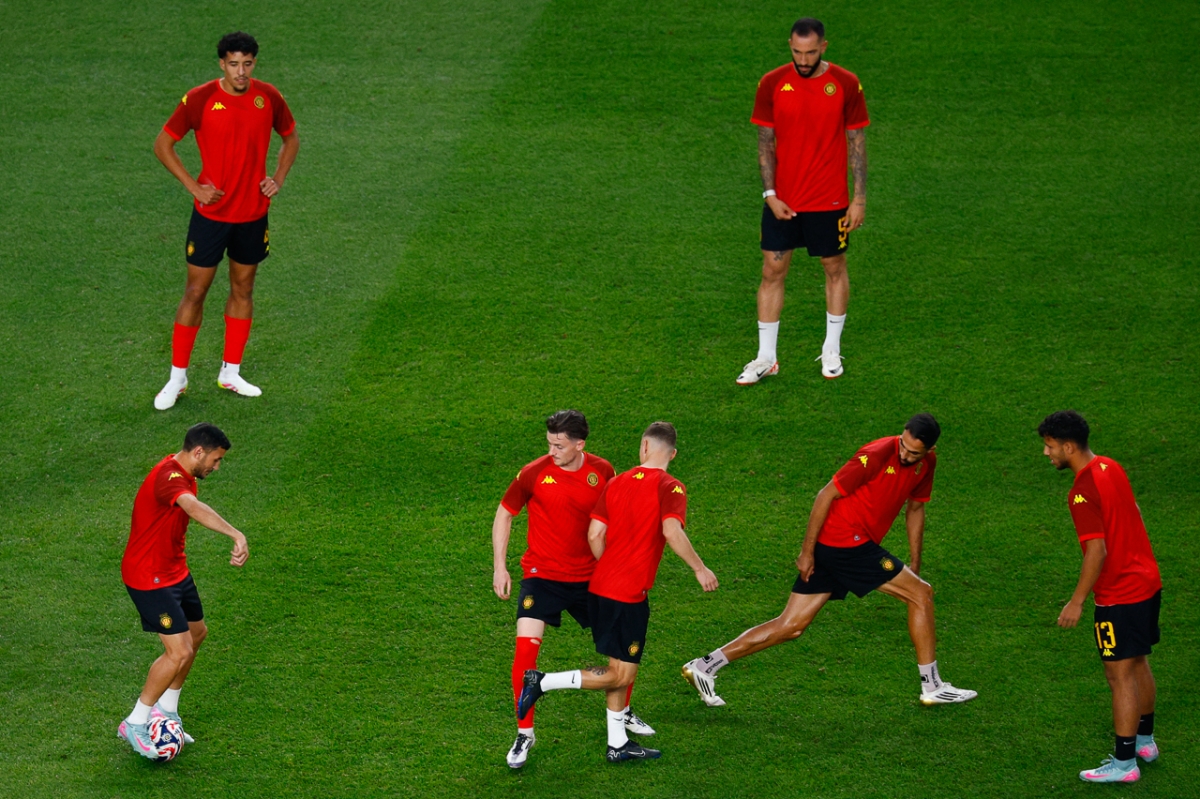 Các cầu thủ ES Tunis khởi động (Ảnh: Reuters)