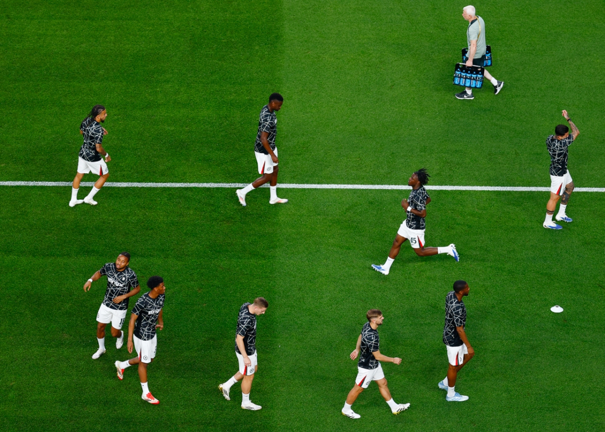 Các cầu thủ hai đội ra sân khởi động (Ảnh: Reuters)