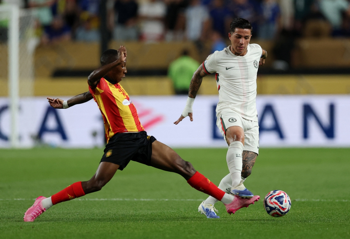 Hai đội có nhiều tình huống va chạm quyết liệt trên sân (Ảnh: Reuters)