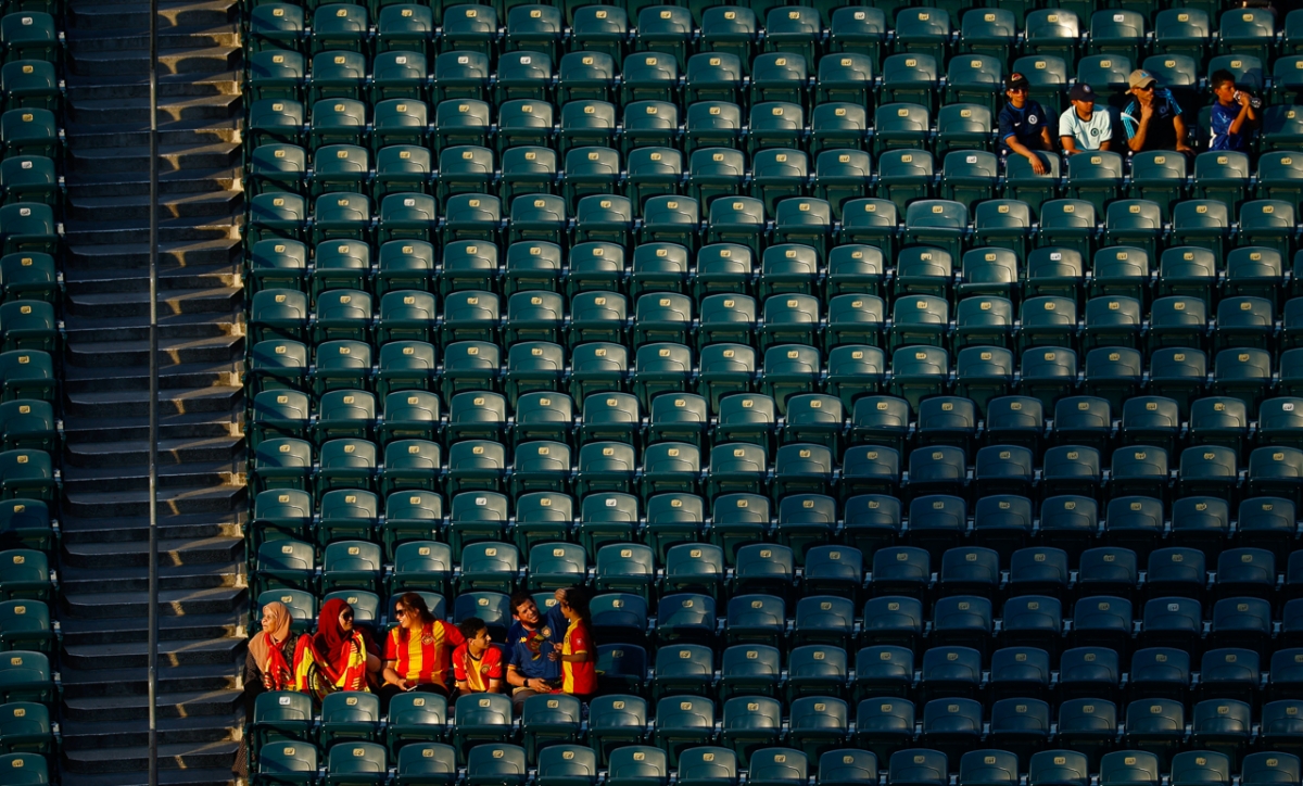 Do thời tiết khá nắng nên không nhiều CĐV đến sân từ sớm (Ảnh: Reuters)