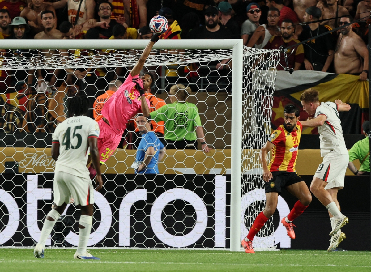 Hàng phòng ngự ES Tunis vẫn chơi rất tập trung (Ảnh: Reuters)