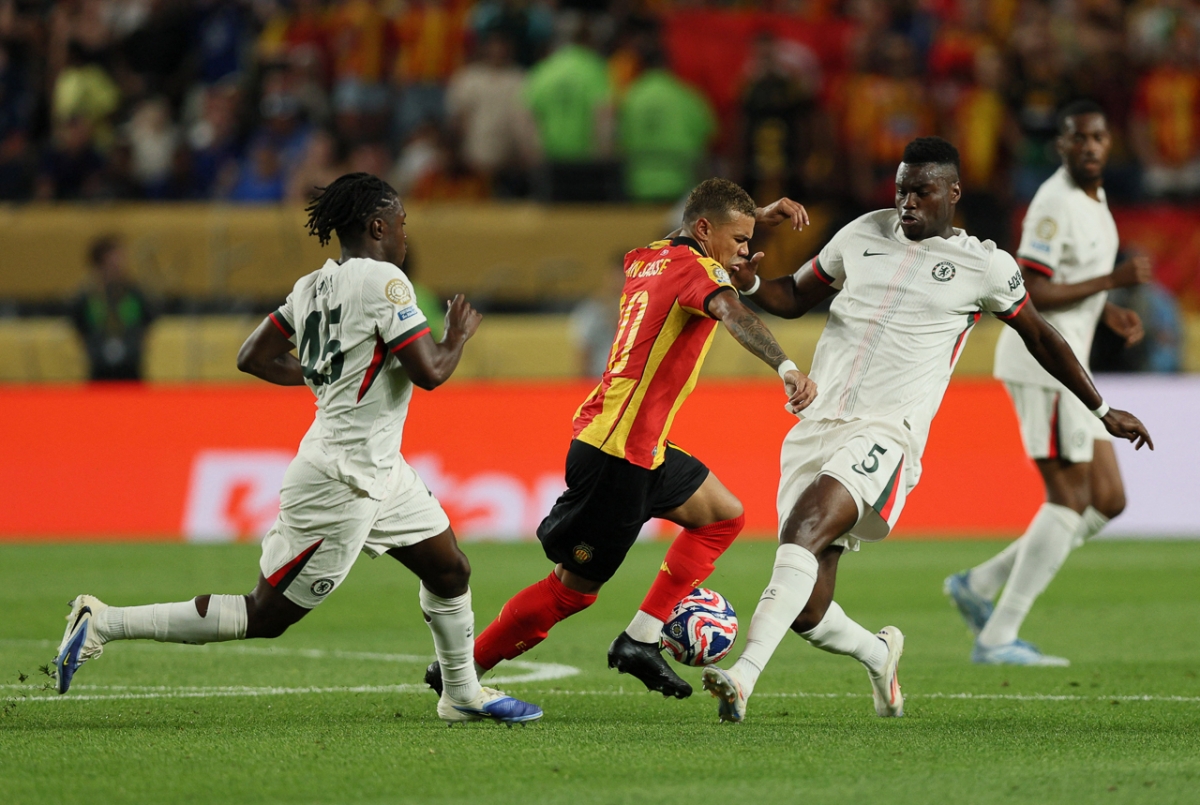 ES Tunis vẫn chưa tạo ra nhiều cơ hội nguy hiểm dù đang cần bàn thắng (Ảnh: Reuters)