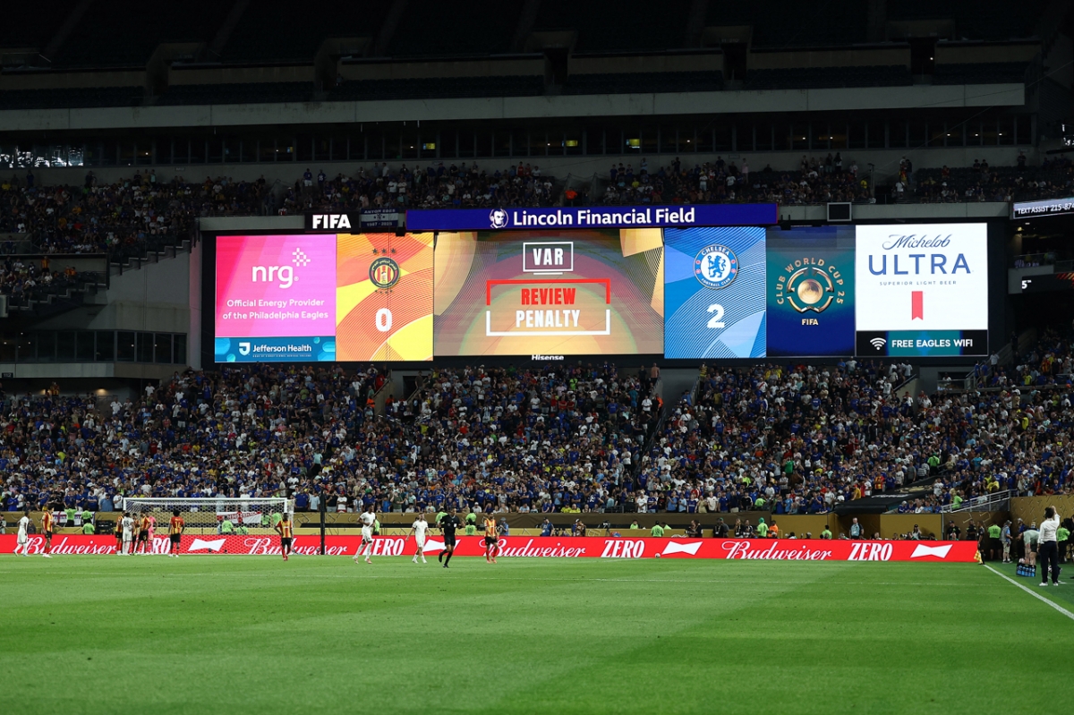 Sau khi tham khảo VAR, trọng tài xác định không có phạt đền cho Chelsea (Ảnh: Reuters)