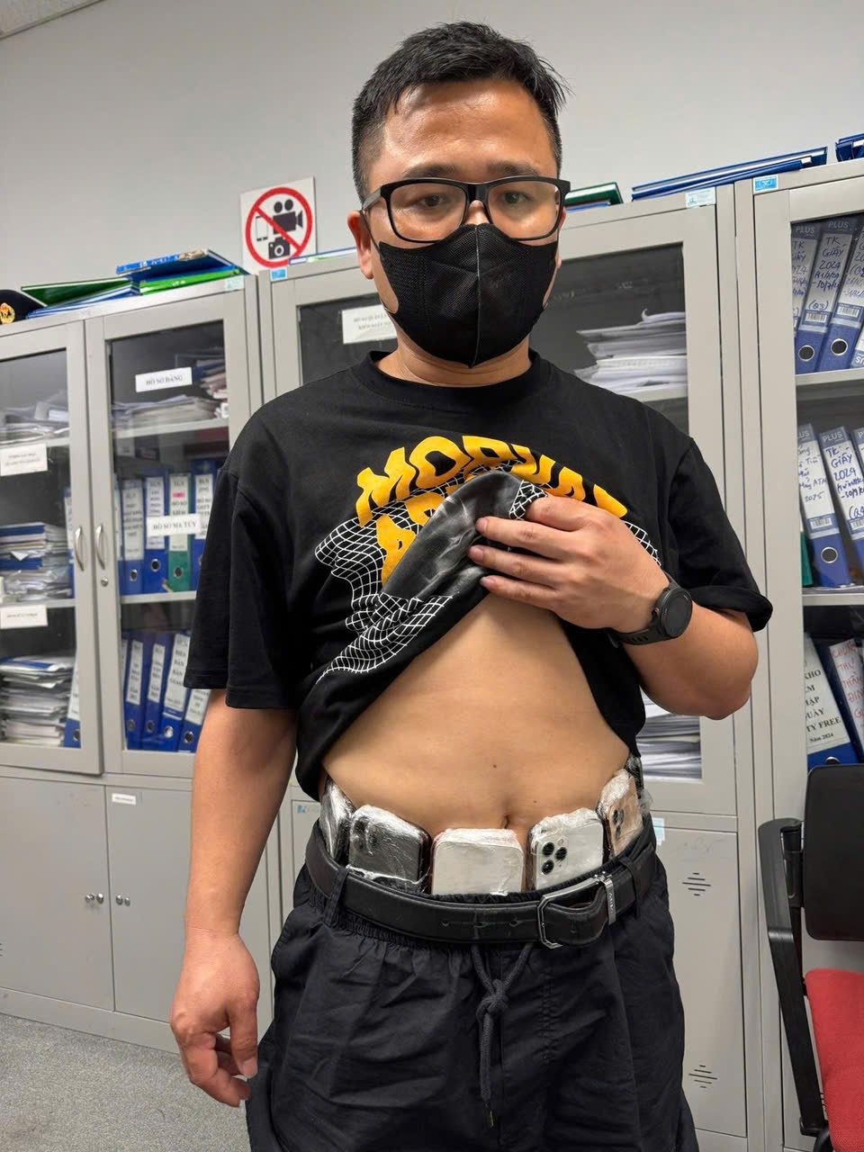 Hành khách Mạc Tuấn Anh mang theo 64 chiếc điện thoại được quấn quanh người bằng băng dính