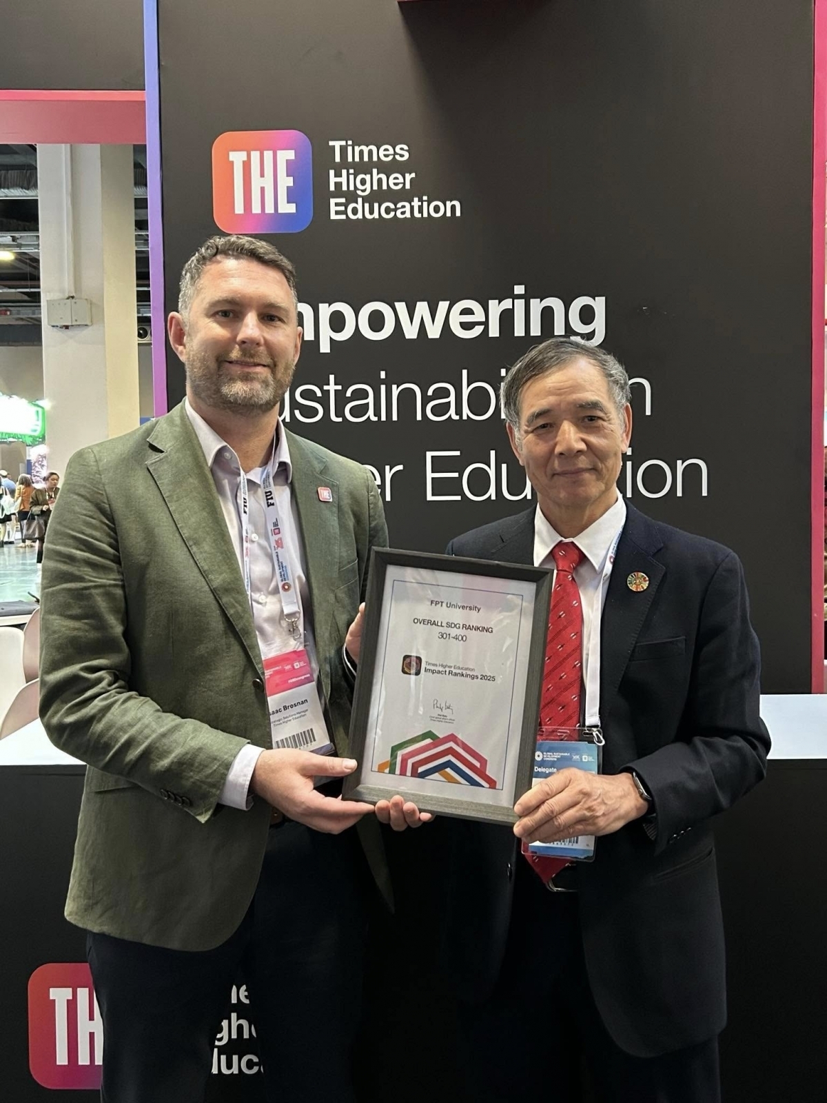 TS. Lê Trường Tùng - Chủ tịch HĐQT FPTU nhận chứng nhận của THE Impact 2025-0BST 