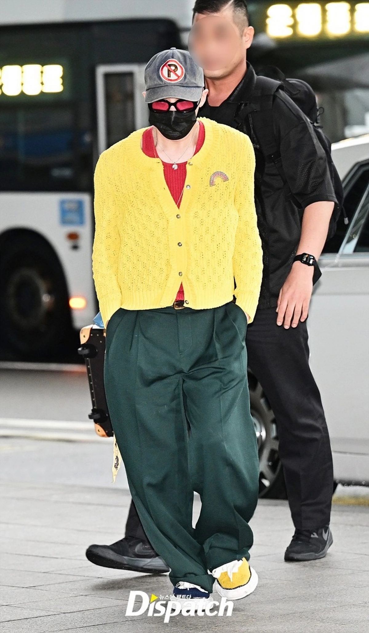 Thời trang sân bay của G‑Dragon khi đến Việt Nam gây chú ý