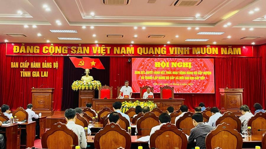 Ông Hồ Văn Niên - Bí thư Tỉnh uỷ Gia Lai (người vừa có quyết định bổ nhiệm làm Thứ trưởng thường trực Bộ Dân tộc và Tôn giáo) điều hành hội nghị. (ảnh: Anh Huy)