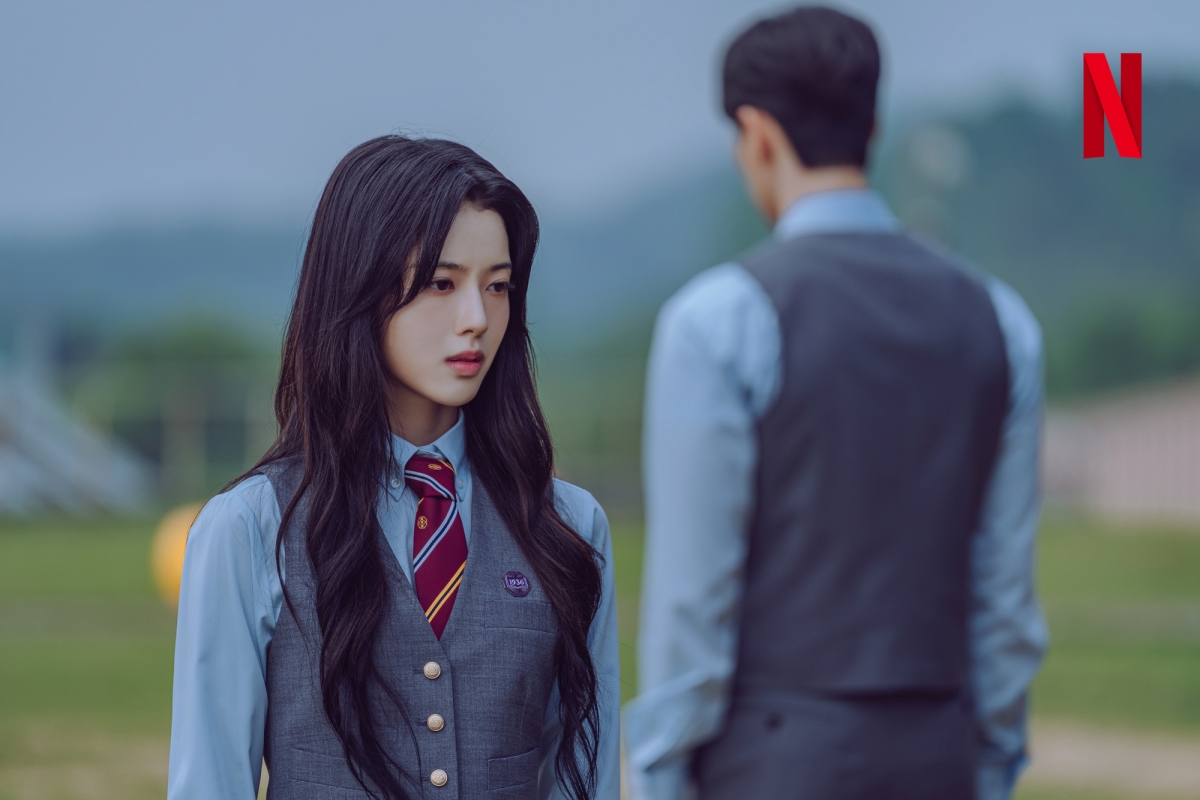 Roh Jeong Eui trong vai Jung Jae Yi (Hierarchy): Ít nói nhưng đầy sức nặng, Jung Jae Yi là nhân vật để lại ấn tượng bởi sự điềm tĩnh và tinh tế. Roh Jeong Eui thể hiện một thừa kế trẻ tuổi với ánh mắt lạnh lùng, nét mặt khó đoán nhưng luôn là trung tâm của mọi chuyển động trong phim – quyền lực mà không cần phô trương.