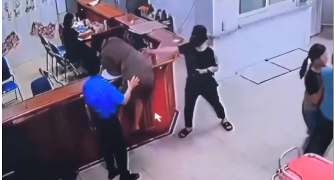 Nhân viên y tế Bệnh viện Đa khoa Hữu nghị Nghệ An bị hành hung ngay tại Khoa cấp cứu. Ảnh: cắt từ video.