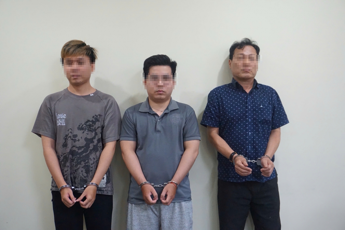 Từ trái qua là các bị can: Nguyễn Hoàng Tân, Nguyễn Đức Minh, Lê Văn Cần. (Ảnh: CACC)