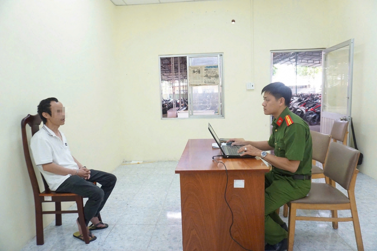 Đối tượng Ngô Sơn Hà tại cơ quan Công an. (Ảnh: CACC)