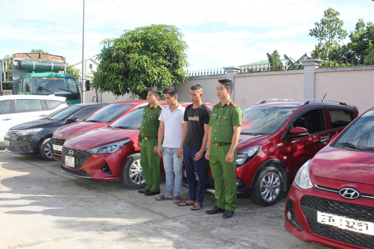 Hai đối tượng Trần Đình Hào và Phạm Đình Thế cùng số tang vật tại cơ quan công an