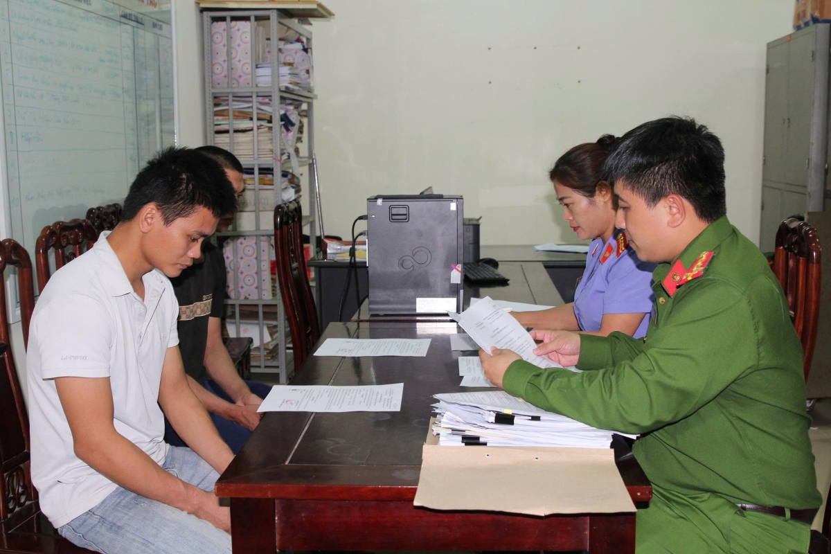 Hai đối tượng Trần Đình Hào và Phạm Đình Thế tại cơ quan Công an