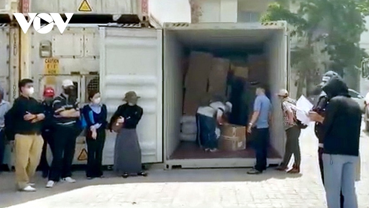 Lực lượng hải quan khám xét container hàng hoá có dấu hiệu vi phạm.