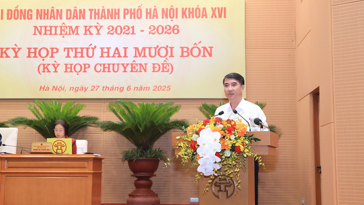 Đại diện UBND thành phố trình bày tờ trình danh mục các công trình, dự án thu hồi đất 2025