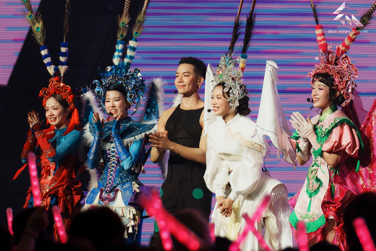 “Hề” do nhóm của Phương Mỹ Chi thực hiện, gồm các thành viên Em Xinh Pháo Northside, Phương Ly, Chi Xê và Anh Trai WEAN.