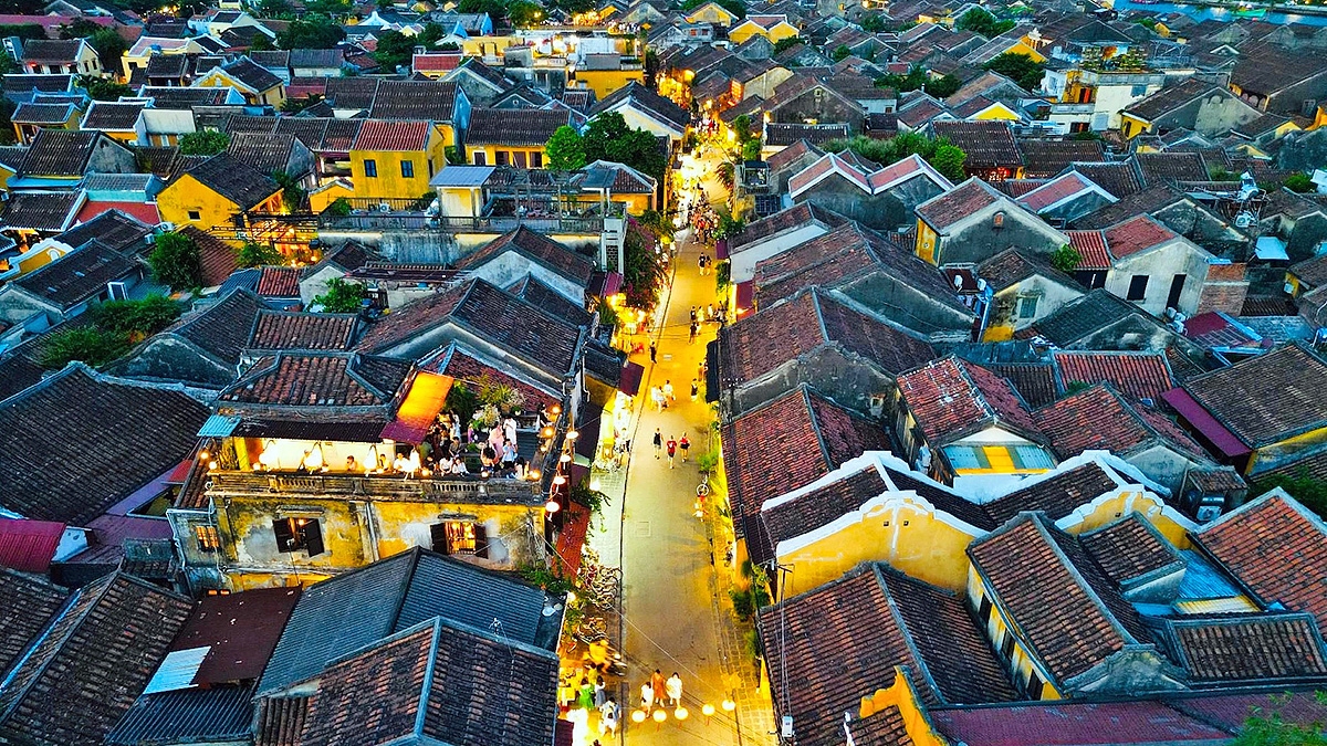 Hội An có những con phố cổ kính, những cánh đồng lúa thanh bình và bãi biển trải dài. Ảnh: Internet.