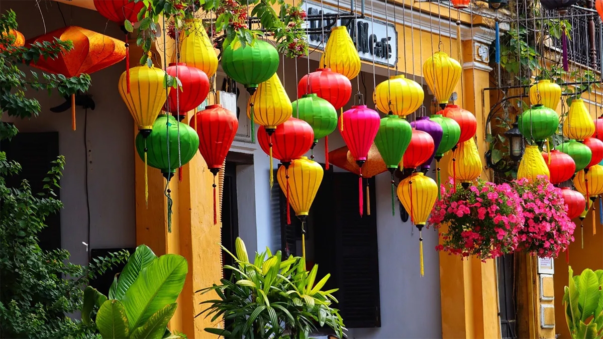  Hội An - nơi có những con phố treo đầy đèn lồng, đặc biệt là tại các Hội quán và các quán trà cổ kính. Ảnh: Internet.