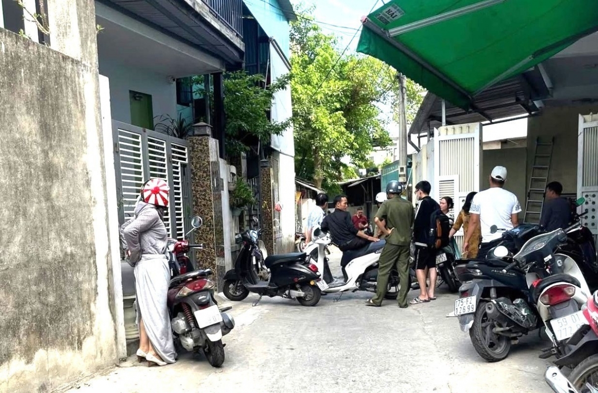 Người dân tập trung theo dõi tại hiện trường kiệt 1, đường Dương Văn An, phường Xuân Phú, quận Thuận Hóa, thành phố Huế.