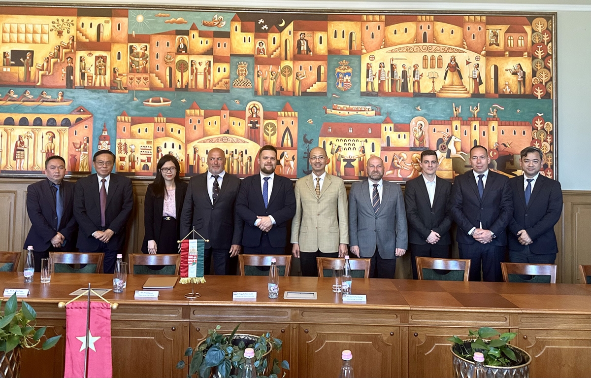 Hai bên đã trao đổi sâu về các phương hướng thúc đẩy hợp tác trong thời gian tới, nhất là tăng cường kết nối giữa cộng đồng doanh nghiệp, tăng số lượng sinh viên, nghiên cứu sinh Việt Nam theo học tại các trường đại học.