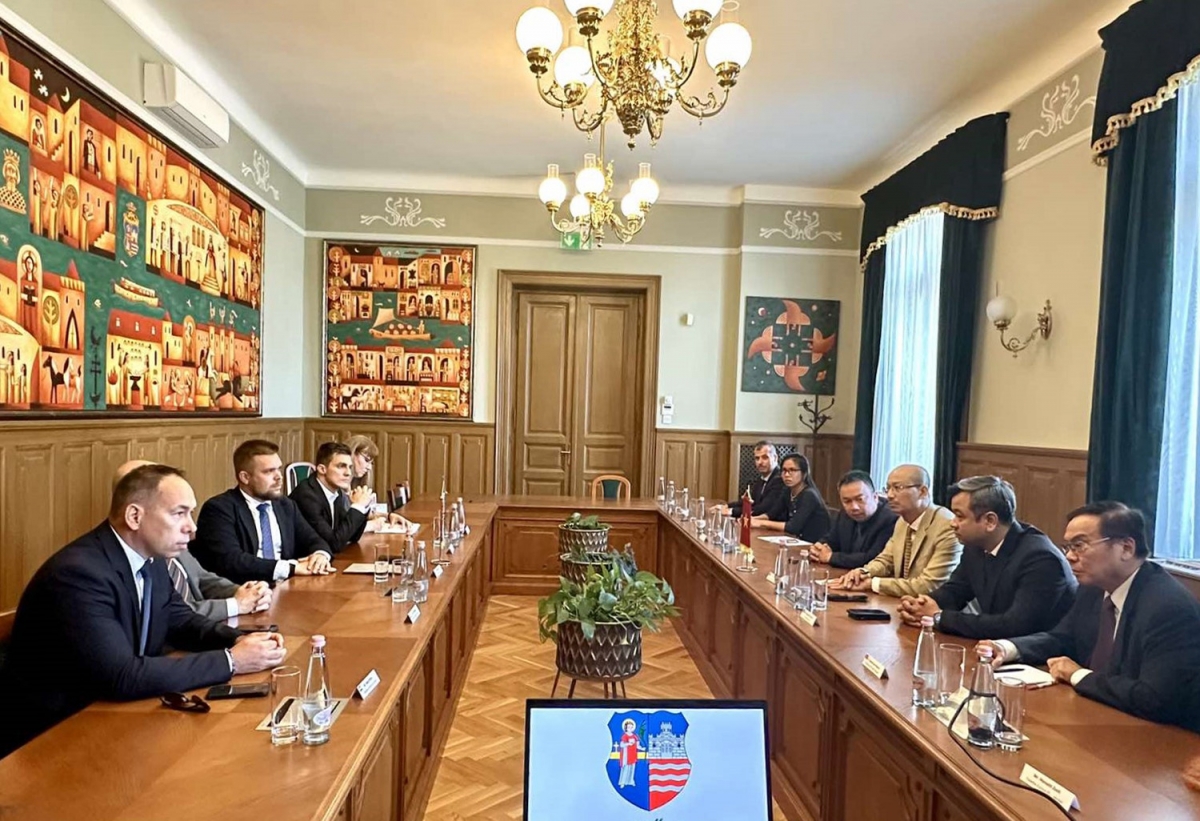 Đại sứ Việt Nam tại Hungary Bùi Lê Thái vừa có chuyến thăm và làm việc tại thành phố Győr.