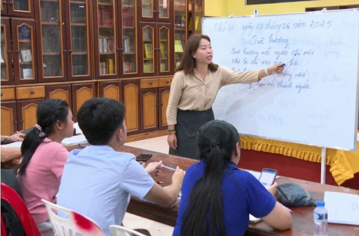 Nguyen Thi Thu Huyen is running a free Vietnamese language class at Phat Tich Pagoda.