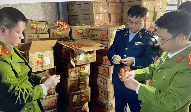 Lực lượng chức năng thực hiện nghiệp vụ kiểm tra hàng hóa (Ảnh minh họa: KT)