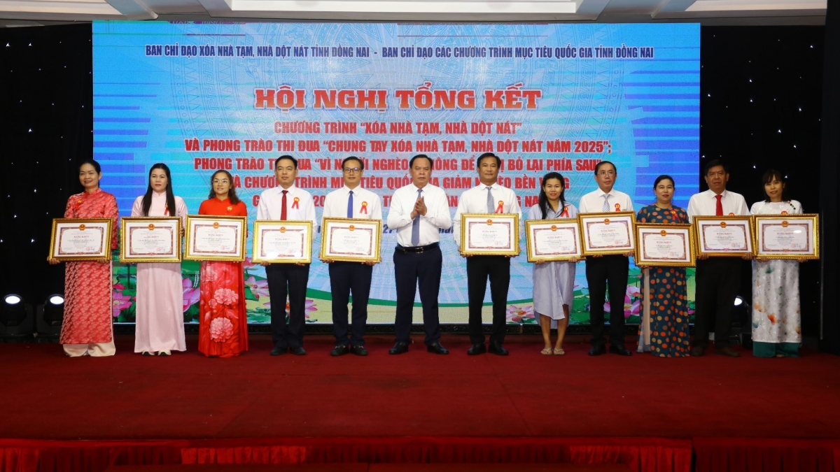 Lãnh đạo tỉnh Đồng Nai trao bằng khen cho các tập thể, cá nhân có thành tích xuất sắc trong việc xóa nhà tạm, nhà dột nát