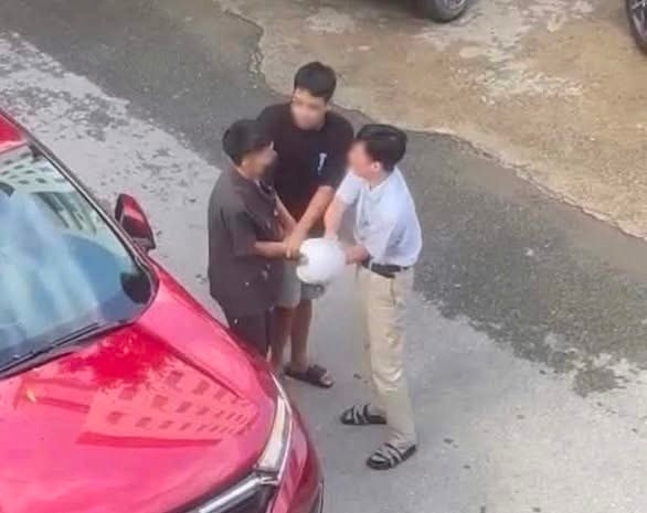 Nam thanh niên bị 2 bố con đi ô tô "khống chế"