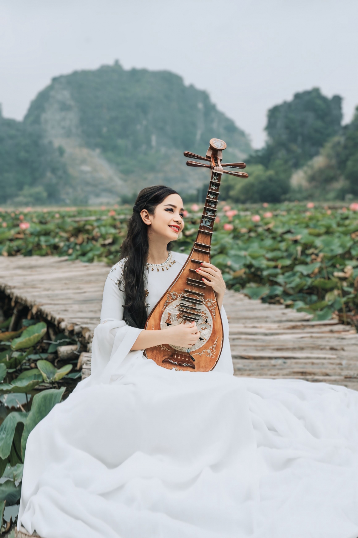 Nghệ sĩ Vũ Diệu Thảo biểu diễn đàn tỳ bà (ảnh: NVCC)