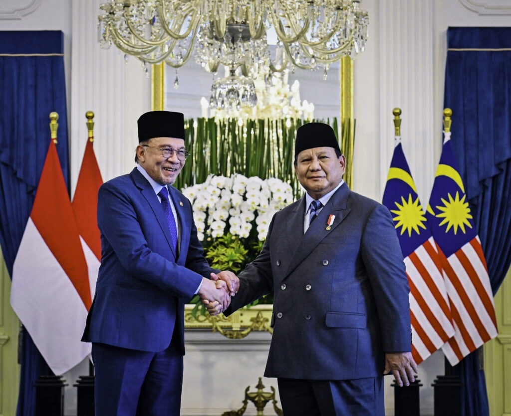 Tổng thống Indonesia Prabowo Subianto chính thức chào đón Thủ tướng Malaysia Anwar Ibrahim tại Cung điện Merdeka, Jakarta. Nguồn ảnh: Văn phòng báo chí tổng thống